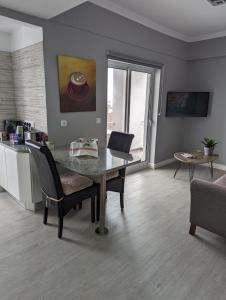 Μια τηλεόραση ή/και κέντρο ψυχαγωγίας στο Waterfront 1 Bedroom suite 3 adults PDL