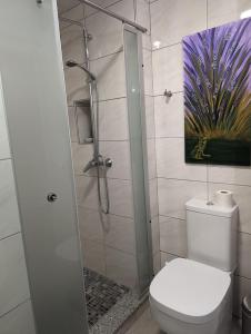 Ένα μπάνιο στο Waterfront 1 Bedroom suite 3 adults PDL +5 φωτογραφίες