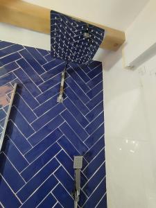pared de azulejos azules en una habitación en El Hogarin de Veronica, en Gijón