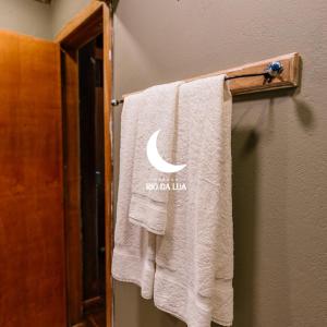 Una toalla con luna colgando de un toallero. en Casa de Madeira - Sao Jorge GO en Sao Jorge