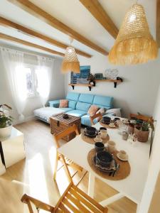 El Hogarin de Veronica في خيخون: غرفة معيشة مع أريكة زرقاء وطاولة