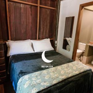 Un dormitorio con una cama con luna creciente. en Casa de Madeira - Sao Jorge GO en Sao Jorge