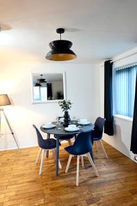 een eetkamer met een tafel en stoelen bij Villa Retreat Birmingham in Birmingham