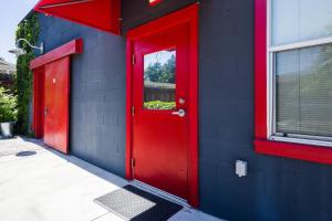 eine rote Tür an der Seite eines Gebäudes in der Unterkunft Petaluma Warehouse Lofts Unit C in Petaluma