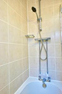 een douche in een badkamer met een bad bij Villa Retreat Birmingham in Birmingham +10 foto's