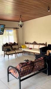 ein Wohnzimmer mit Sofas und Tischen in einem Zimmer in der Unterkunft Rancho condomínio Terras d barra 