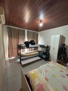 sypialnia z 2 łóżkami piętrowymi w pokoju w obiekcie Rancho condomínio Terras d barra 