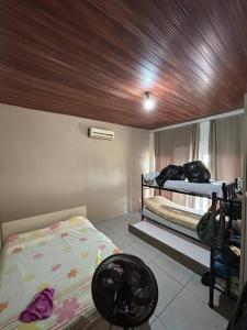 1 dormitorio con 2 literas en una habitación en Rancho condomínio Terras d barra 