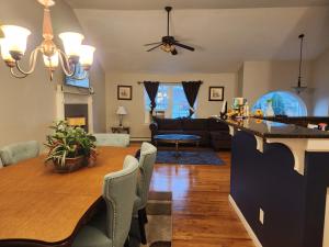 ein Esszimmer und ein Wohnzimmer mit einem Tisch in der Unterkunft Cozy Home away from Home in Westbrookville