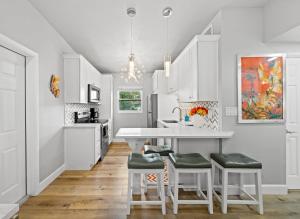 Una cocina o cocineta en Midtown Cottage - In the heart of Cocoa Beach