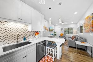 Una cocina o cocineta en Midtown Cottage - In the heart of Cocoa Beach