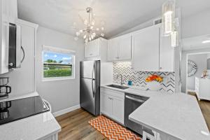 Una cocina o cocineta en Midtown Cottage - In the heart of Cocoa Beach