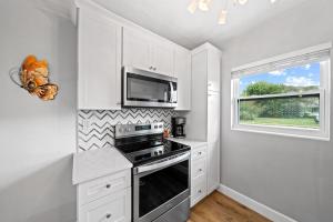 Una cocina o cocineta en Midtown Cottage - In the heart of Cocoa Beach