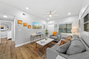 Un lugar para sentarse en Midtown Cottage - In the heart of Cocoa Beach