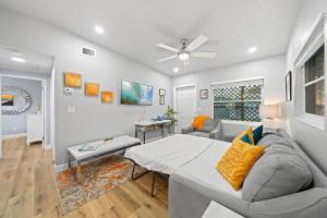 Un lugar para sentarse en Midtown Cottage - In the heart of Cocoa Beach