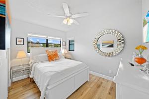 Una cama o camas en una habitación de Midtown Cottage - In the heart of Cocoa Beach