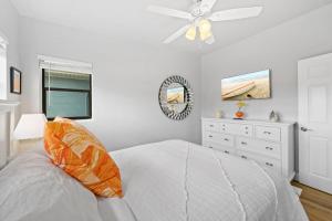 Una cama o camas en una habitación de Midtown Cottage - In the heart of Cocoa Beach