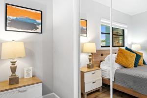Una cama o camas en una habitación de Midtown Cottage - In the heart of Cocoa Beach