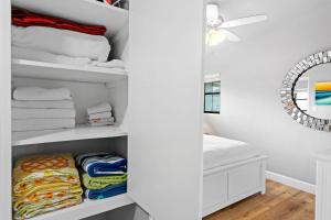 Una cama o camas en una habitación de Midtown Cottage - In the heart of Cocoa Beach
