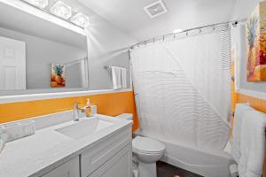 Koupelna v ubytování Midtown Cottage - In the heart of Cocoa Beach + 21 fotografií