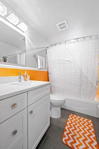 Un baño de Midtown Cottage - In the heart of Cocoa Beach