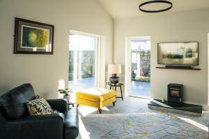 un soggiorno con divano e TV di New build eco house in walled garden, Rostrevor a Rostrevor