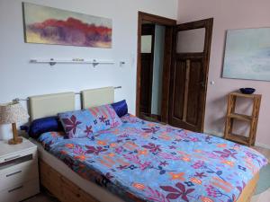 - une chambre avec un lit et une couette bleue dans l'établissement Wohnung zum Wohlfühlen in zentraler Lage, à Emmerthal