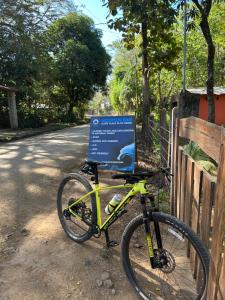 una bicicleta estacionada junto a un cartel en una carretera en Aldo’s place #2, en Playa Negra