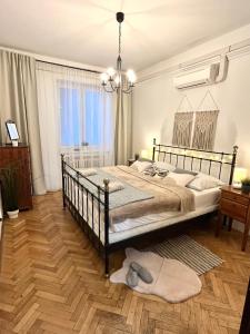 Posteľ alebo postele v izbe v ubytovaní Audrey Hepburn Apartment Cathedral View TOP Location Air Conditioned