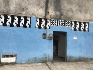 a blue building with a blue wall and a doorway at Michele in São Pedro da Aldeia