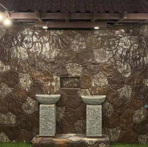 two sinks in front of a stone wall at Elva farm in Sinādil