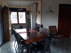 un tavolo da pranzo e sedie in camera di Casa amplia con pileta a Villa Parque Síquiman