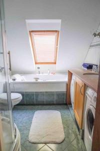 La salle de bains est pourvue d'une baignoire, de toilettes et d'un lavabo. dans l'établissement Comfortabele woning aan het water, hottub & kachel, à Zuidlaren