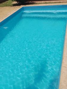 une grande piscine bleue avec de l'eau bleue dans l'établissement La Casa Del Lago, à Posadas