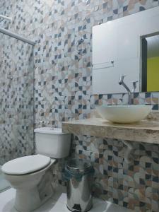 un baño con inodoro y lavabo en Casa em Pradim de açúcar, en Prado