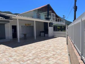 El edificio en el que está la casa vacacional