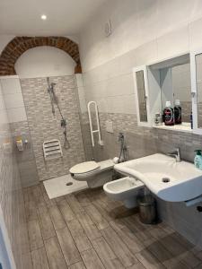 Cassano MagnagoにあるVilla Mimosaのバスルーム(洗面台、トイレ、シャワー付)