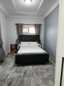 - une chambre avec un grand lit dans l'établissement Magnifique Appartement Calme, Propre et Sécurisé avec groupe Electrogène et WiFi, à Bonamoussadi