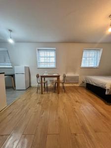 萊斯特的住宿－Leicester Studio at City Centre with free parking，配有桌椅和床的房间