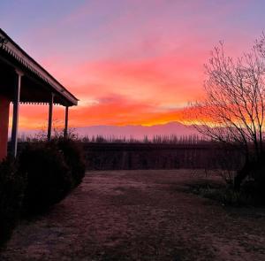 zachód słońca z widokiem na góry w obiekcie Enlace Casa de Huespedes w mieście Lujan de Cuyo