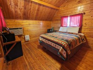 una camera da letto con un letto in una cabina di legno di Kingman KOA a Kingman Altre 27 foto