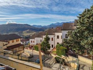 a town with houses and mountains in the background at [FREE PARKING] La Bianca Neve Cottage in Castel di Sangro