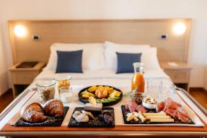 una bandeja de comida en una mesa en una habitación de hotel en Magnificat Hotel&Resort en Canosa Sannita