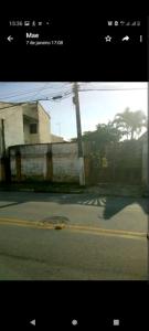 a picture of an empty street with a building at Casa com piscina in Caraguatatuba