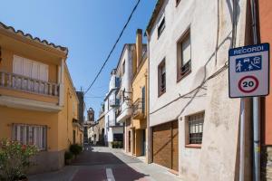 un letrero de la calle en un poste en un callejón en Ca la Roseta, en Sant Pere Pescador