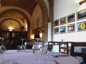 una sala da pranzo con tavolo e bicchieri da vino di Cisterna Nel Borgo a Castiglione dʼOrcia
