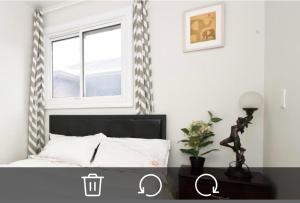 - une chambre avec un lit et une fenêtre dans l'établissement Comfort private house, à Markham
