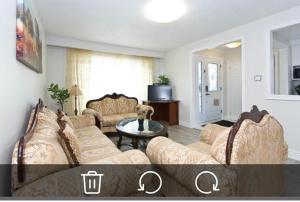 - un salon avec un canapé et une table dans l'établissement Comfort private house, à Markham