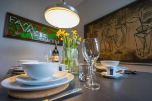 Un restaurant u otro lugar para comer en ArtHouse 2 - A Brighton Regency Flat