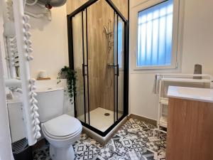 ein Bad mit einer Dusche und einem WC in der Unterkunft Appartement Proche de Disneyland & Paris in Noisy-le-Grand